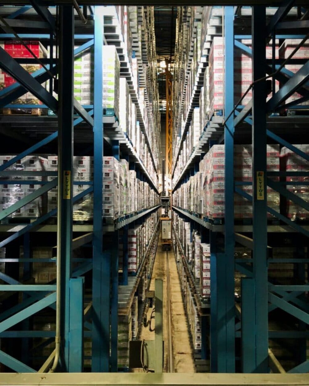 arno-senoner-yqu6tJkSQ_k-unsplash Cloud-based logistics system architecture supporting Retail CPG & Logistics